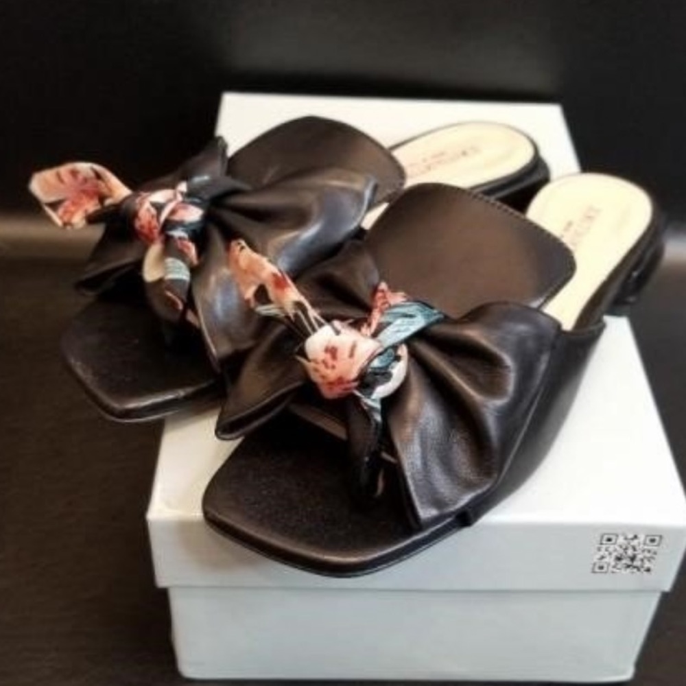 Designer LORETTA PETTINARI Sandals. bow, solid color, leather, square toe